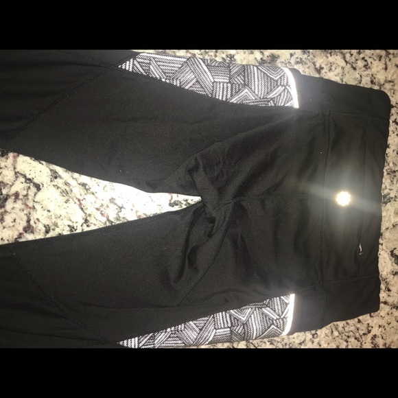 ATHLETA black leggings with geometrical detailing! - Picture 5 of 6